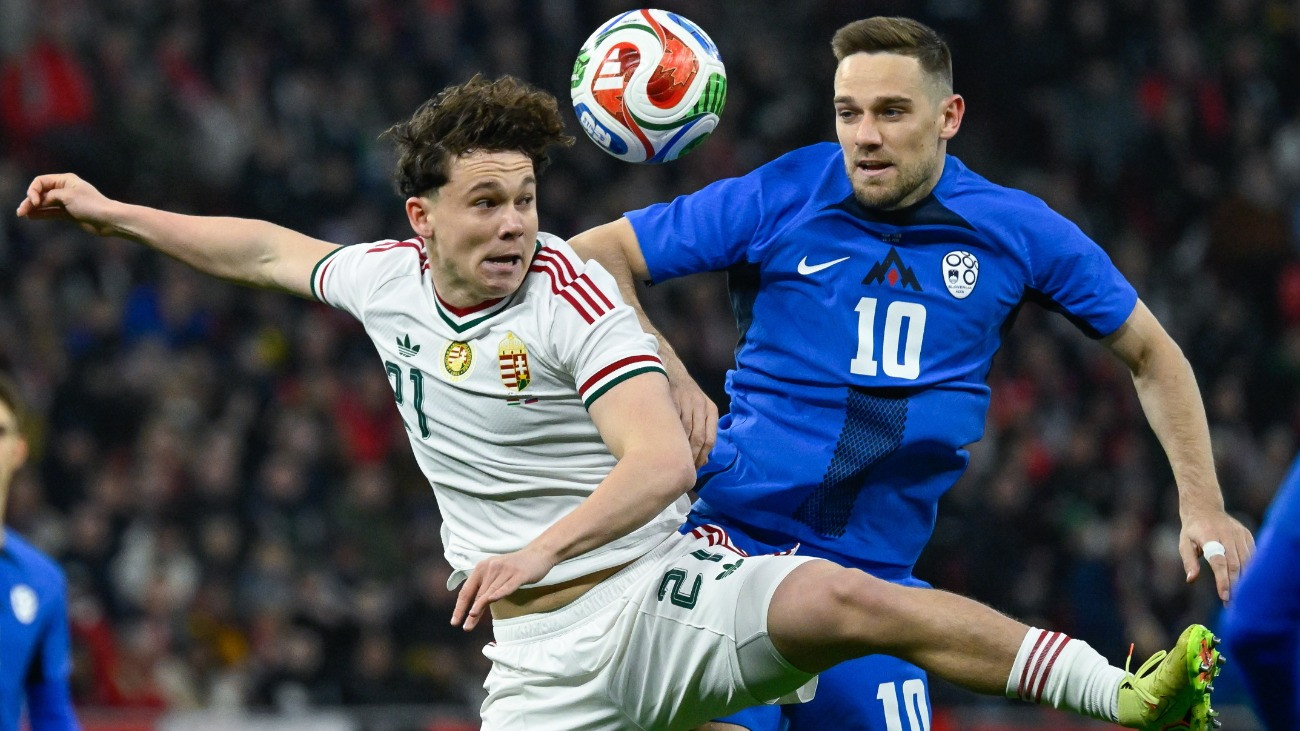 Tóth Alex (b) és a szlovén Timi Max Elsnik a Magyarország - Szlovénia felkészülési labdarúgó-mérkõzésen a Puskás Arénában 2026. március 28-án.
