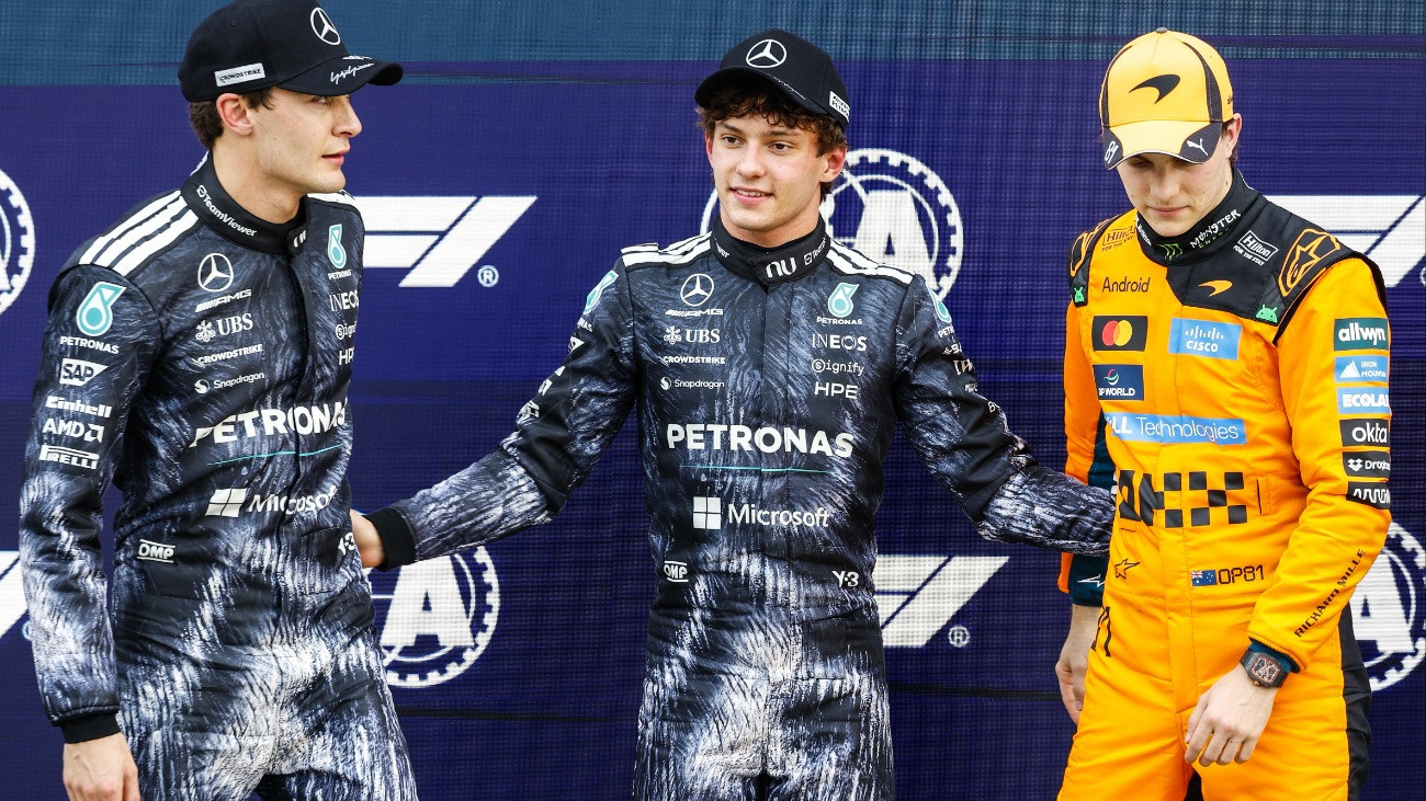 Az elsõként célba ért Andrea Kimi Antonelli, a Mercedes olasz versenyzõje (k) és második helyen végzett brit csapattársa, George Russell (b), valamint a harmadik Oscar Piastri, a McLaren ausztrál versenyzõje a Forma-1-es autós gyorsasági világbajnokság Japán Nagydíjának idõmérõ edzése után a szuzukai pályán 2026. március 28-án.