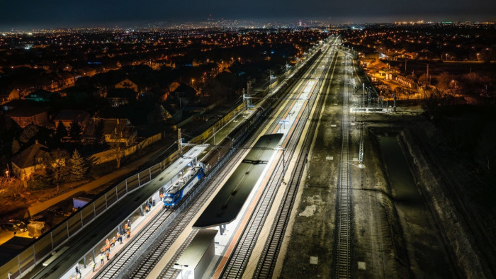 Nyitott sorompónál haladt át egy mozdony Dunavarsánynál – videó