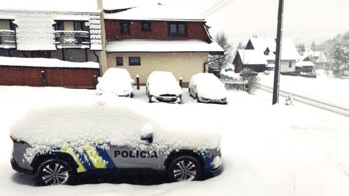 Rengeteg hó esett, rendőrök korlátozzák a forgalmat Poprádnál – fotók