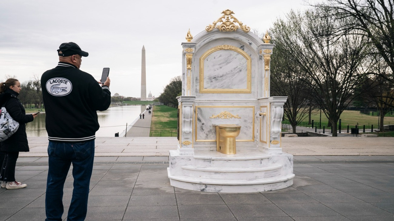 WASHINGTON,DC - MARCH 30: A new Golden Throne statue appeared early in the morning near the Lincoln Memorial on March 30, 2026 in Washington, DC. The statue is referencing President Trumps renovation of the bathroom attached to the Lincoln Bedroom at the White House.