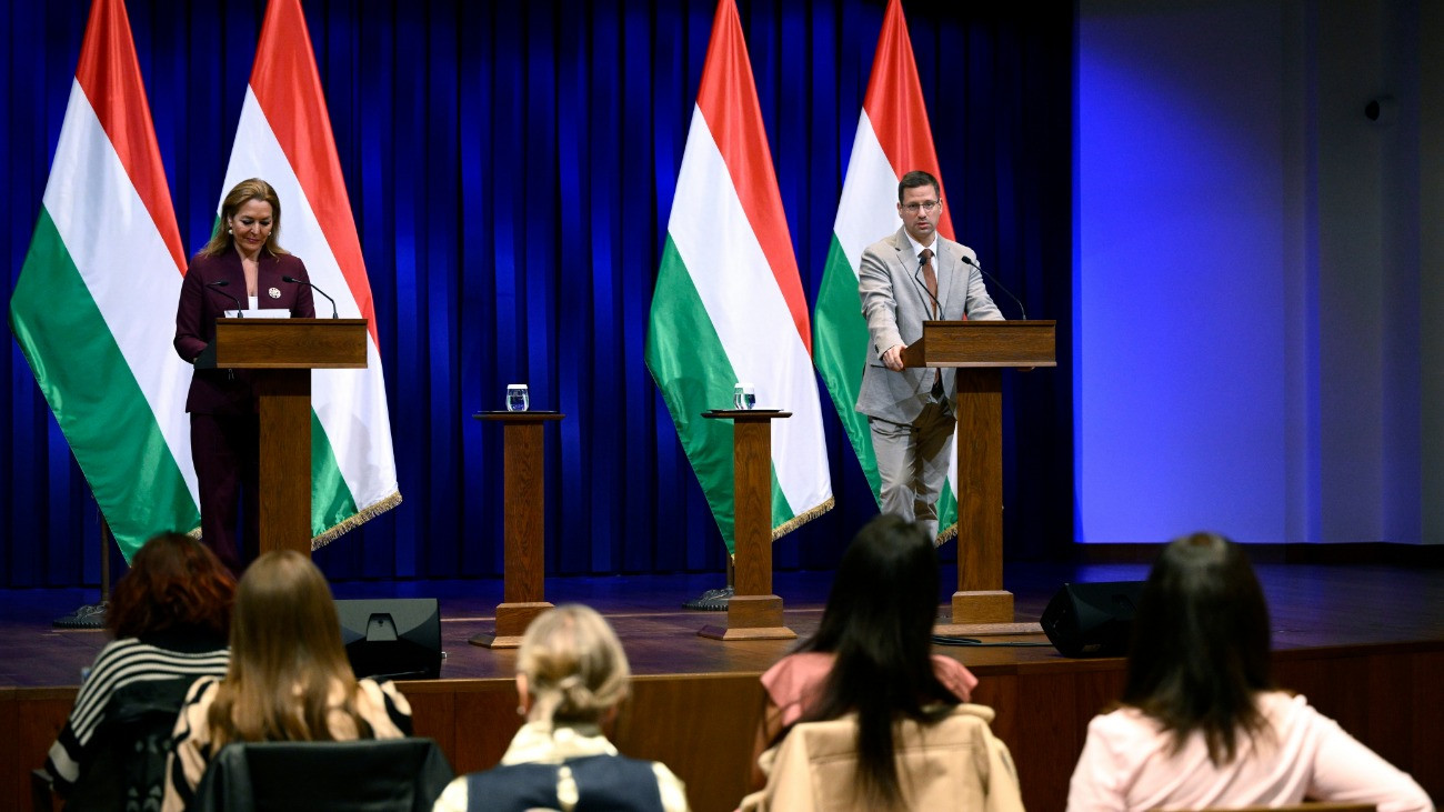 „Brüsszel kéri a védett benzinár eltörlését, a kormány nemet mond” – Kormányinfó a kampányhajrában percről percre