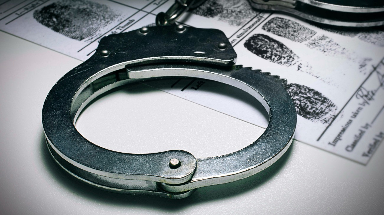 handcuffs fingerprints