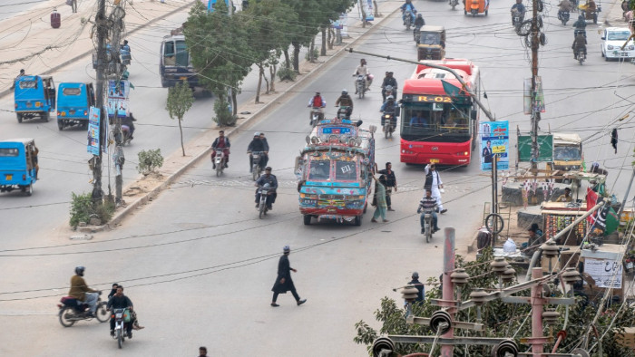 Pakisztánban ingyenessé teszik a tömegközlekedést a nagyvárosokban