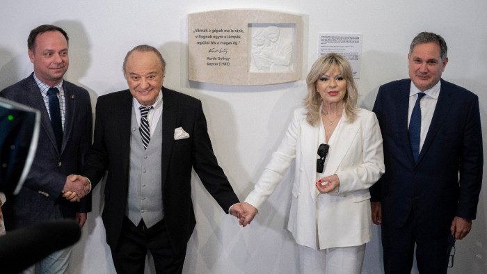 Korda Györgyöt és Balázs Klárit ábrázoló domborművet avattak Ferihegyen