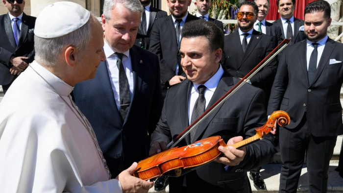 Nem mindennapi fellépés: XIV. Leó pápának hegedült Mága Zoltán
