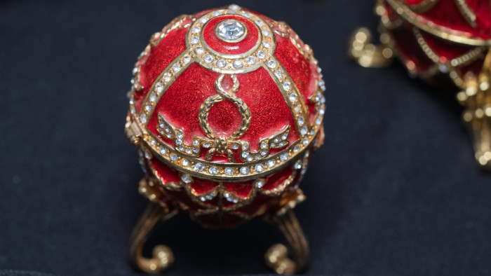 Felkapta a táskát, váratlanul nagy kincset talált benne