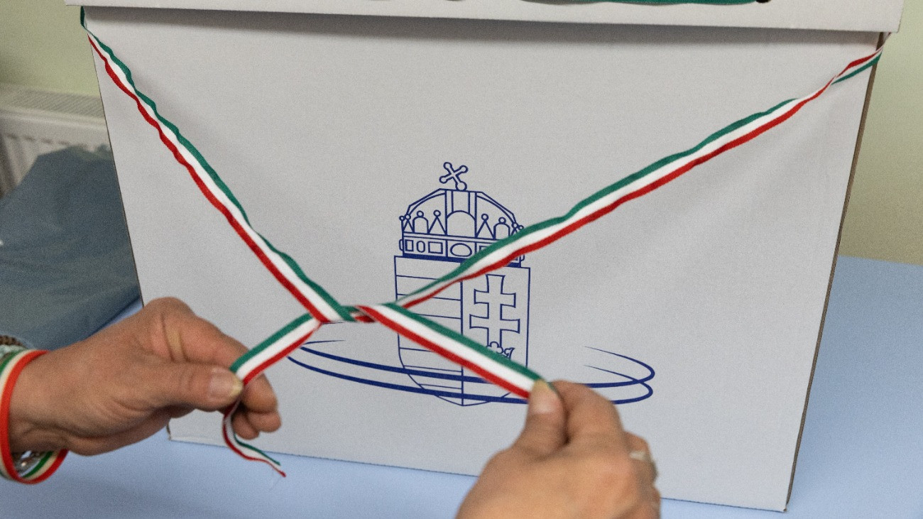 Lefejelte a szekrényt az egyik bizottsági tag Szigetszentmiklóson