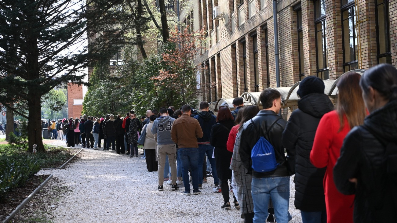 Kígyózó sorok az átjelentkezőknél