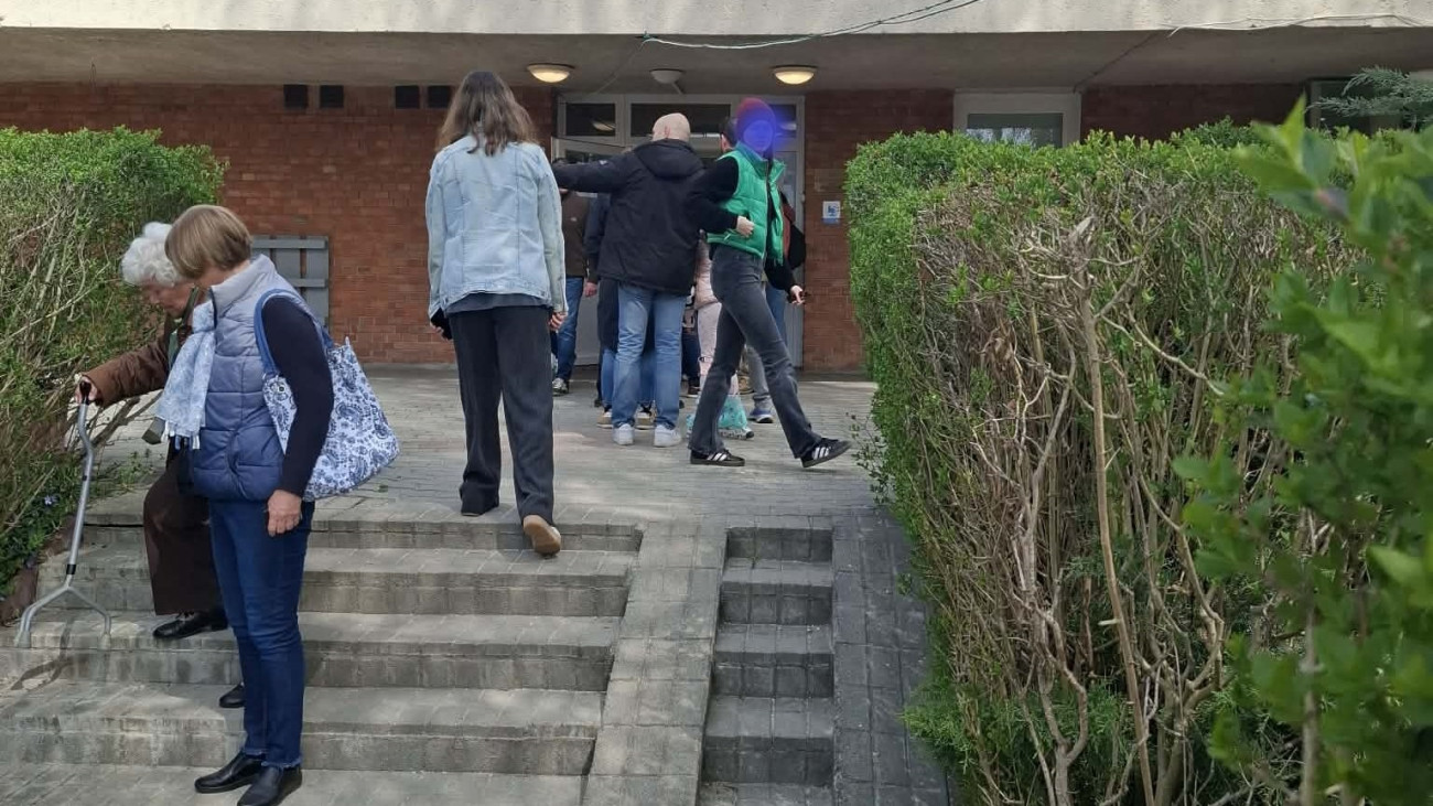 Több helyen komoly sorbanállás alakult ki, volt, ahol spanyolul beszélgettek a szavazók