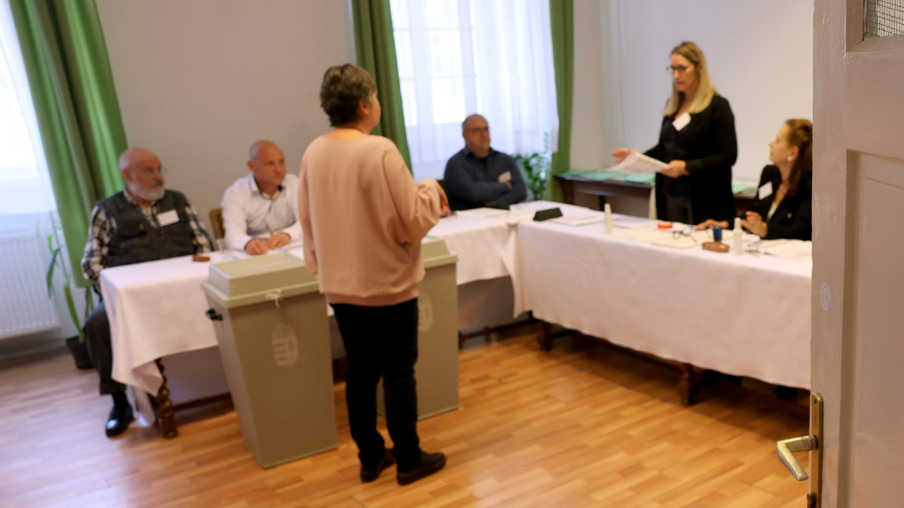 Az ajtóra kiragasztott szavazólap az országgyûlési választáson a sátoraljaújhelyi városházán kialakított szavazókörben 2026. április 12-én. Itt szerepel a legtöbb jelölt a szavazólapon, tízen indultak a választáson.