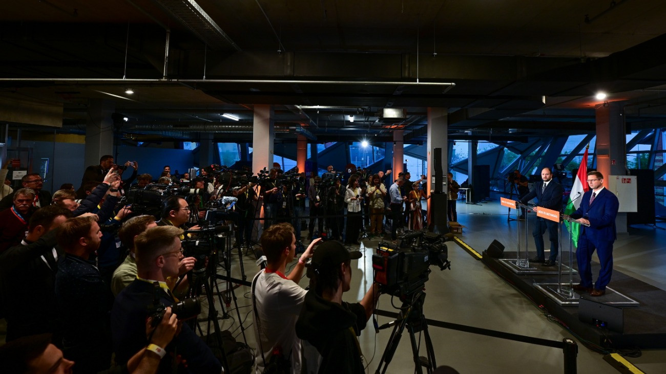 Gulyás Gergely, a Miniszterelnökséget vezetõ miniszter (j) és Nacsa Lõrinc, a Miniszterelnökség nemzetpolitikáért felelõs államtitkára sajtótájékoztatót tart a Fidesz-Magyar Polgári Szövetség és a Kereszténydemokrata Néppárt eredményváró rendezvényén a Bálna Kulturális Központban 2026. április 12-én.