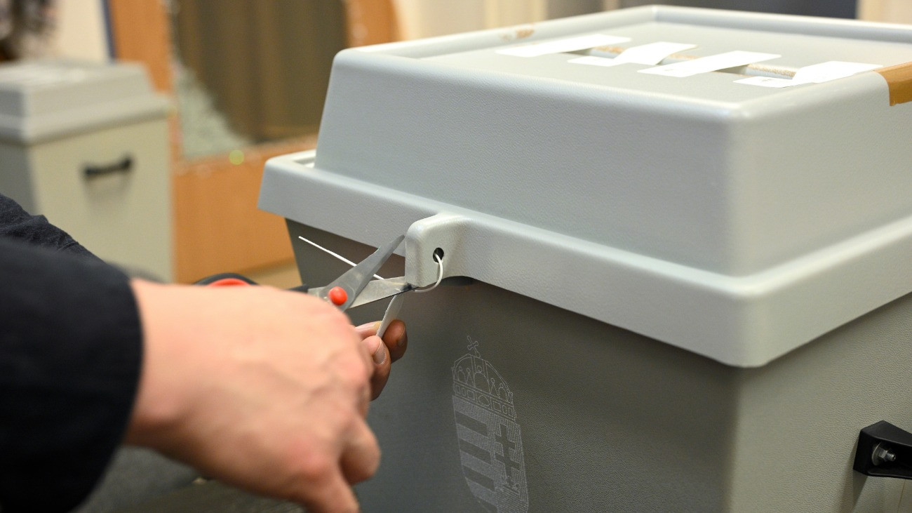 Elemzők az InfoRádióban urnabontás után: „az államapparátus részéről meg lesz támogatva a választók döntése”