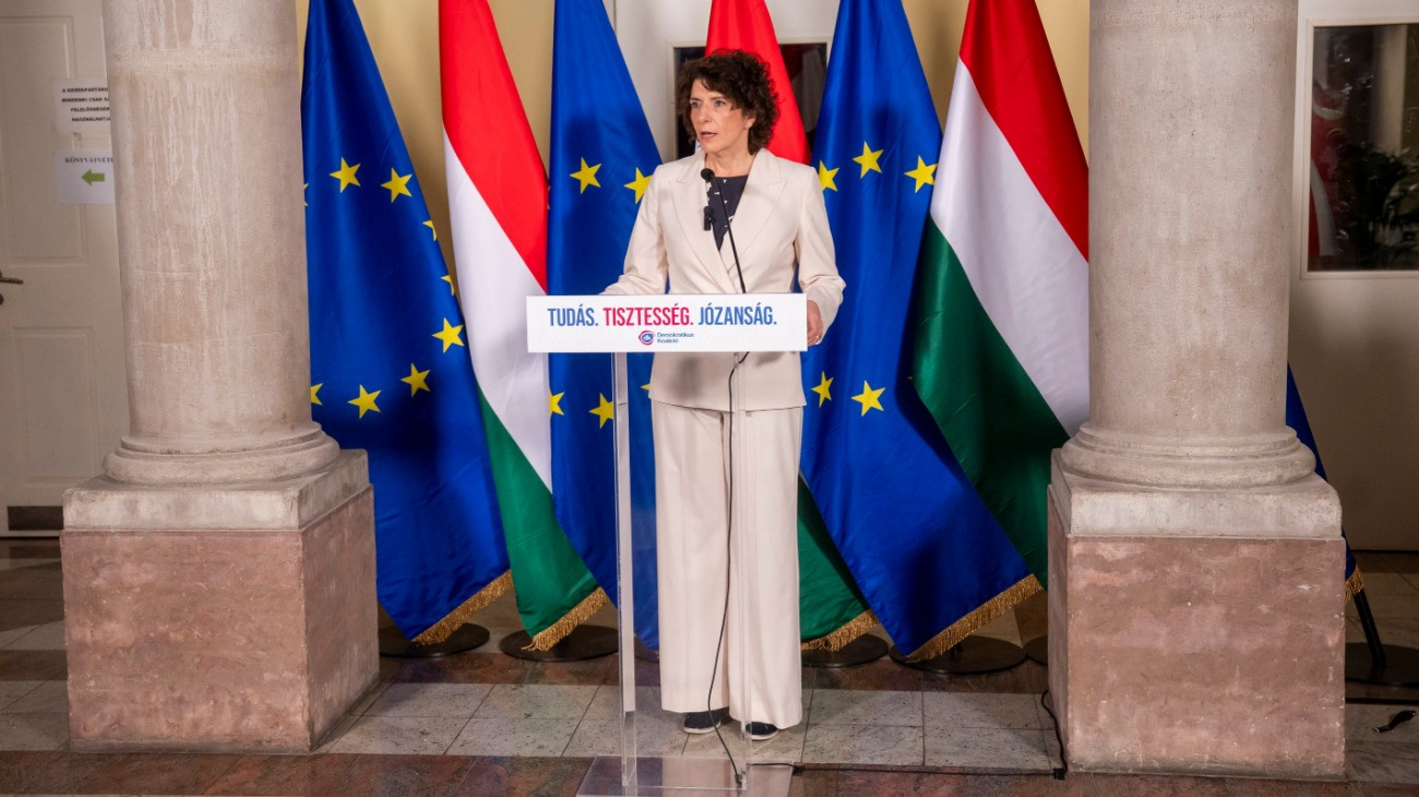 Dobrev Klára, a Demokratikus Koalíció (DK) elnöke sajtótájékoztatót tart a párt eredményváró rendezvényén a budapesti FBG Centerben 2026. április 12-én.