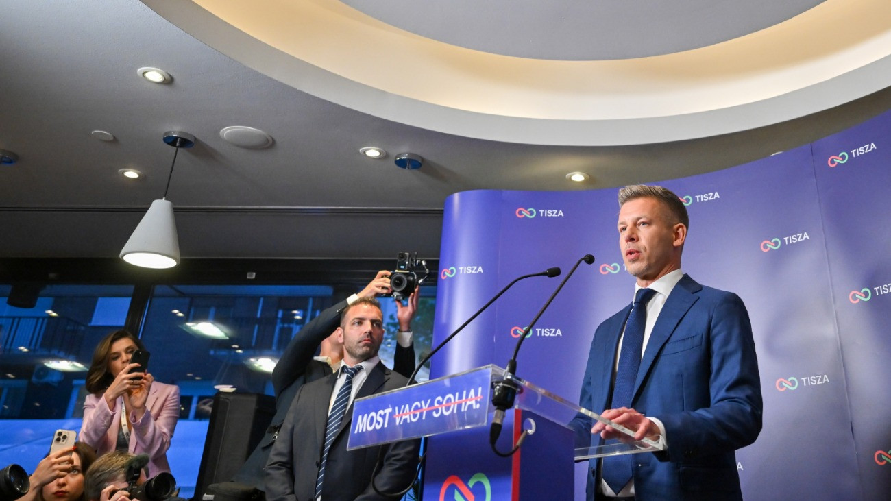 Magyar Péter, a Tisza Párt elnöke sajtótájékoztatót tart a párt eredményváró rendezvényén a Novotel Budapest Danube szállodában 2026. április 12-én.