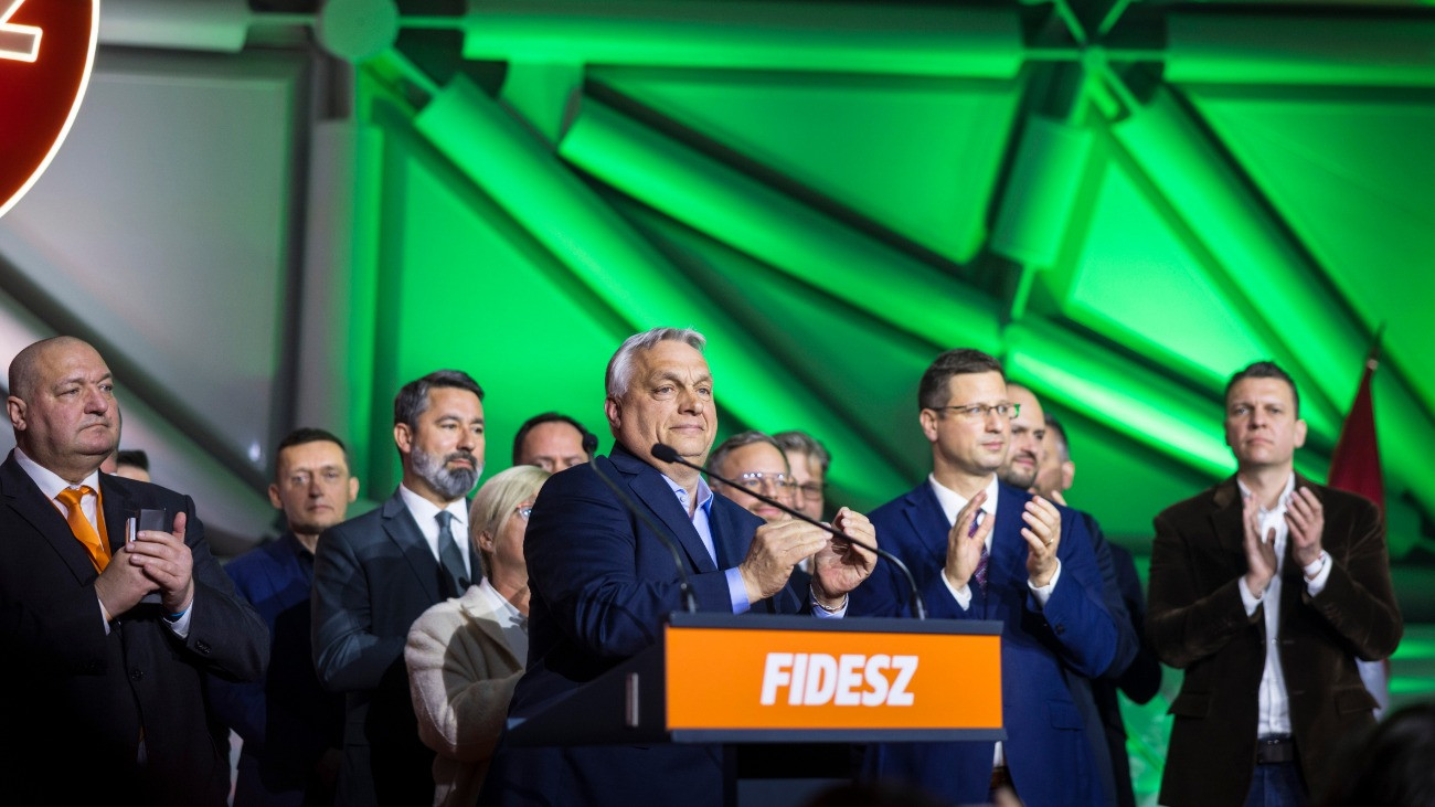 A Miniszterelnöki Kommunikációs Fõosztály által közreadott képen Orbán Viktor miniszterelnök, a Fidesz elnöke (k) beszédet mond a Fidesz-KDNP eredményváró rendezvényén az országgyûlési választást követõen a Bálna Honvédelmi Központban 2026. április 12-én.
