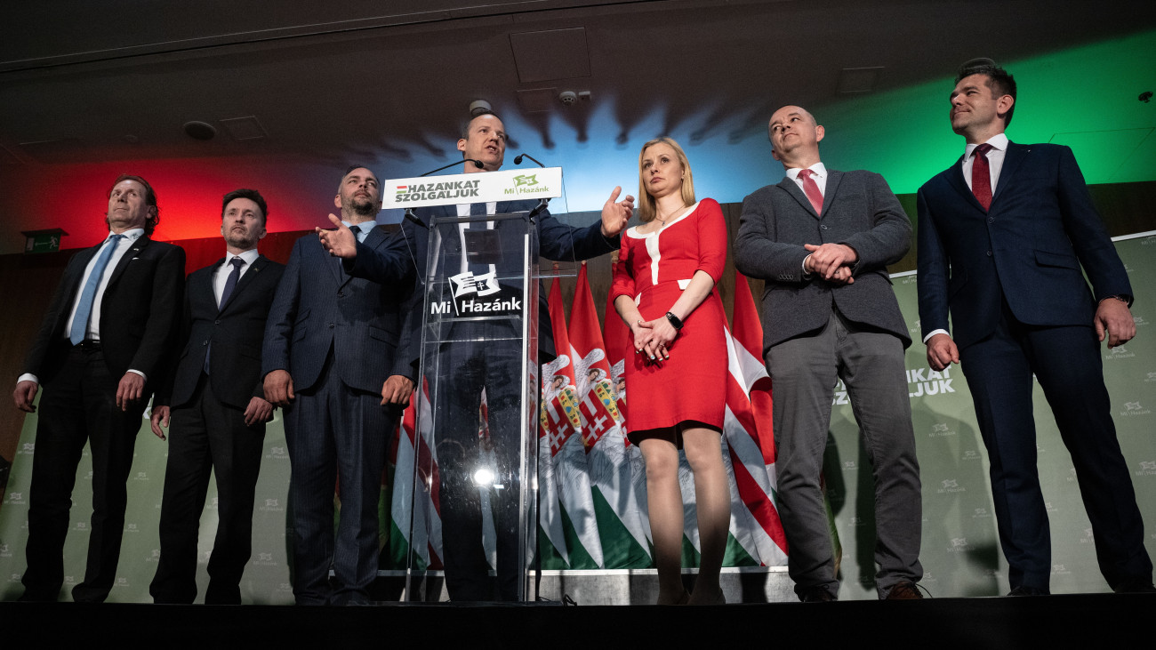 Szabadi István, Pakusza Zoltán, Dócs Dávid, Toroczkai László pártelnök, Dúró Dóra, Apáti István és Novák Elõd, a párt képviselõjelöltjei (b-j) a Mi Hazánk Mozgalom választási eredményváró rendezvényén a Larus Rendezvényközpontban 2026. április 12-én.
