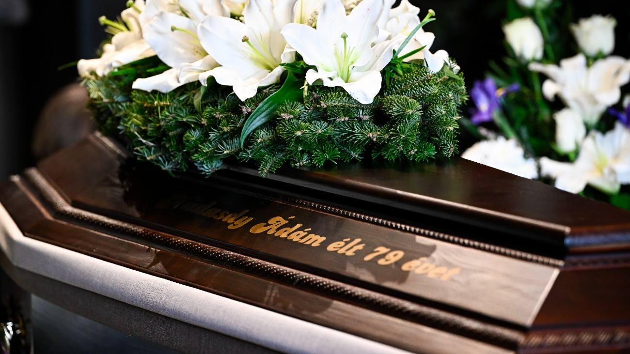 Nádasdy Ádám tanár, nyelvész, költõ, mûfordító ravatala a Farkasréti temetõben 2026. április 16-án. Nádasdy Ádám, az Eötvös Loránd Tudományegyetem professor emeritusa, a Széchenyi Irodalmi és Mûvészeti Akadémia és a Digitális Irodalmi Akadémia tagja, a Magvetõ Könyvkiadó szerzõje március 29-én, 79 éves korában hunyt el.