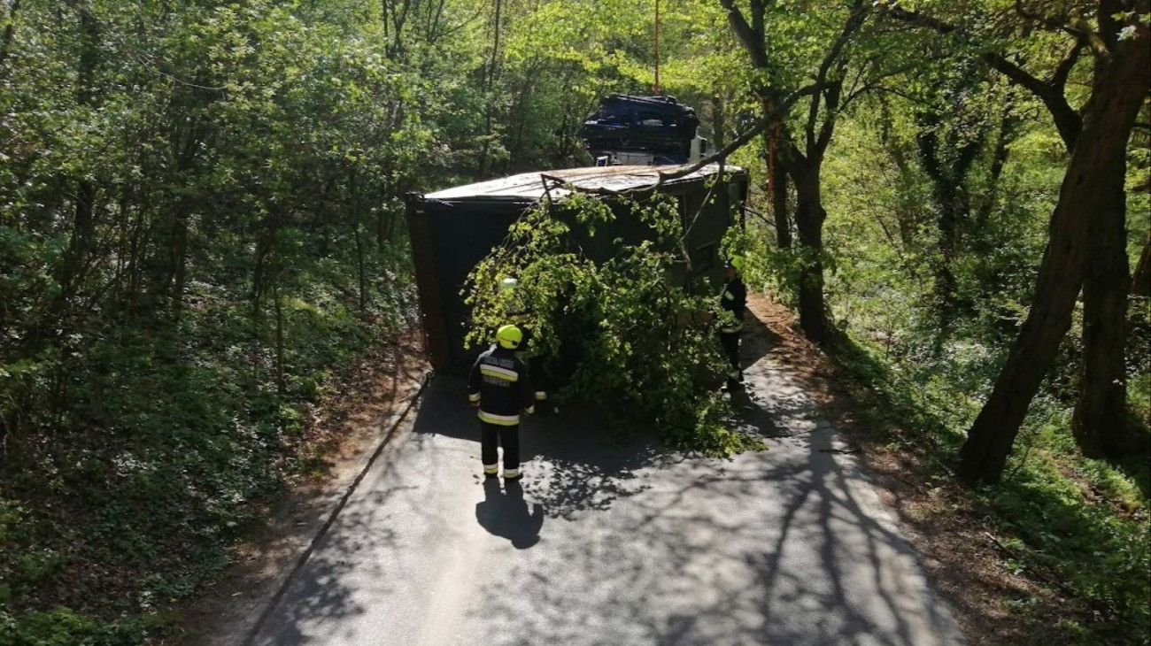 Csúnya eset a Szép Juhászné úton – képek