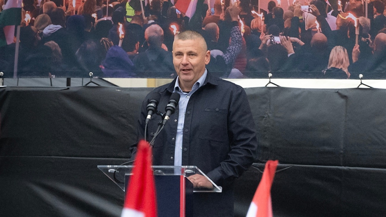 Ruszin-Szendi Romulusz, a Tisza Párt honvédelmi szakértõje, korábbi vezérkari fõnök beszédet mond a párt Út a gyõzelembe elnevezésû országjárásának gyõri állomásán, a Bécsi kapu téren 2025. november 15-én.