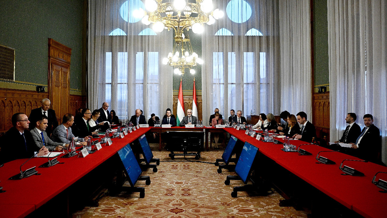 Új Országgyűlés: megvan az egyezség a bizottságokról, sikeres alku várható a veszélyhelyzeti kormányzásról