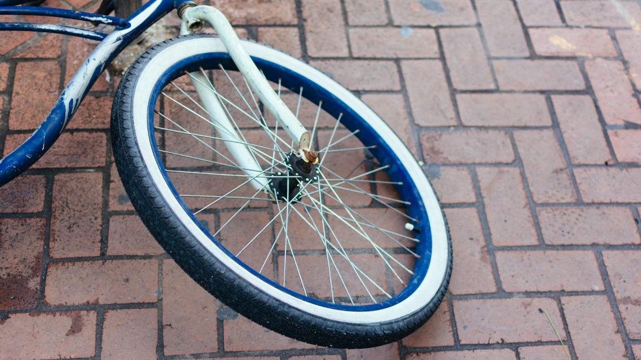 Egy földre fektetett bicikli első kereke.