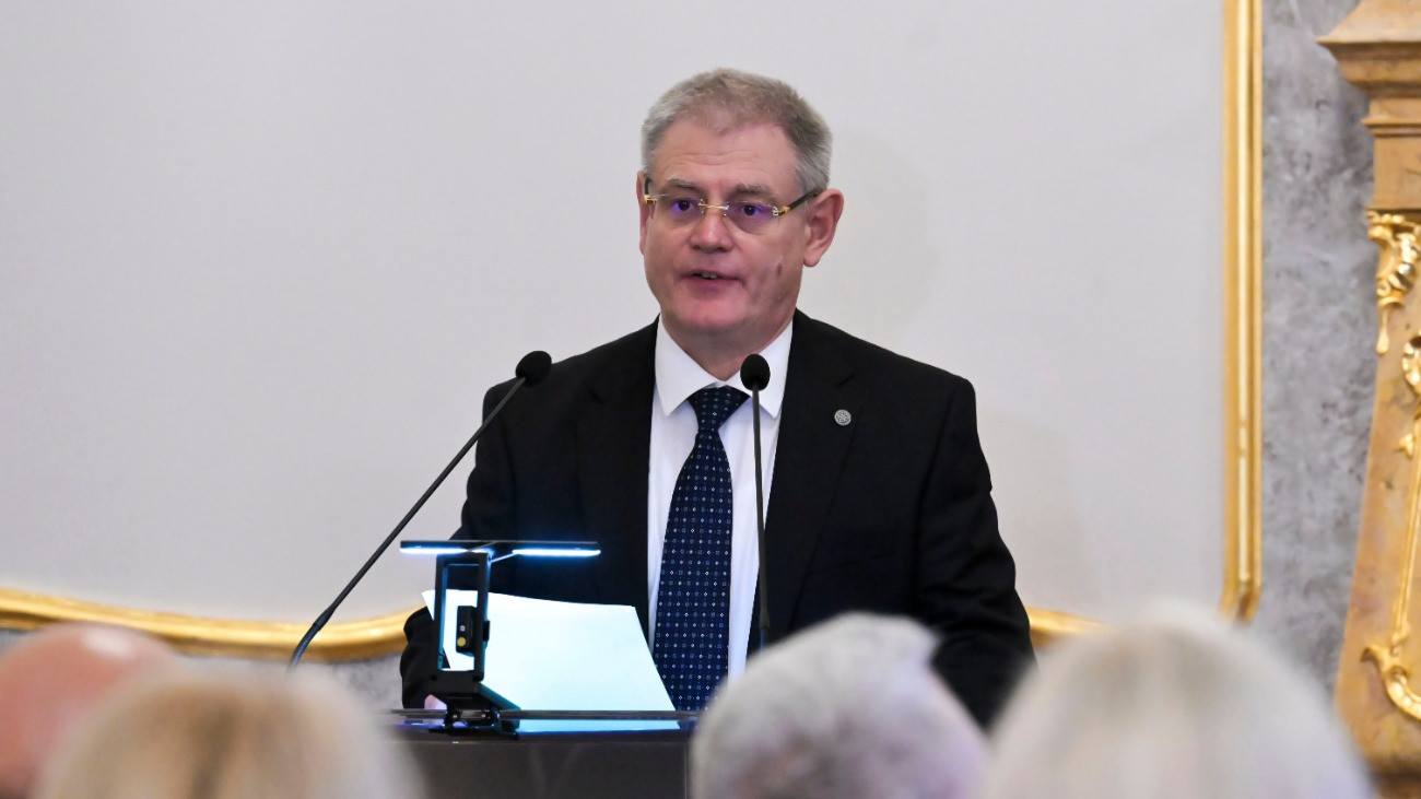 Tóth Ádám, a Magyar Országos Közjegyzõi Kamara elnöke (b) beszédet mond a magyar polgári közjegyzõség fennállásának 150. évfordulója alkalmából tartott konferencián a budapesti Károlyi-Csekonics-palotában 2025. október 10-én.