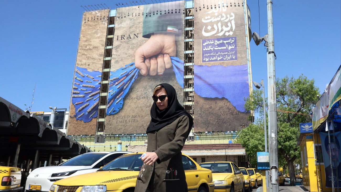 A Hormuzi-szoros amerikai ellenõrzés alá vonására utaló óriásplakát örökre Irán kezében jelentésû felirattal egy teheráni téren 2026. április 15-én. Az Irán és az Egyesült Államok között sikertelenül végzõdött tárgyalások után az amerikai haditengerészet ellenõrzése alá vonta a Hormuzi-szorost és blokádot vont az iráni kikötõk köré.