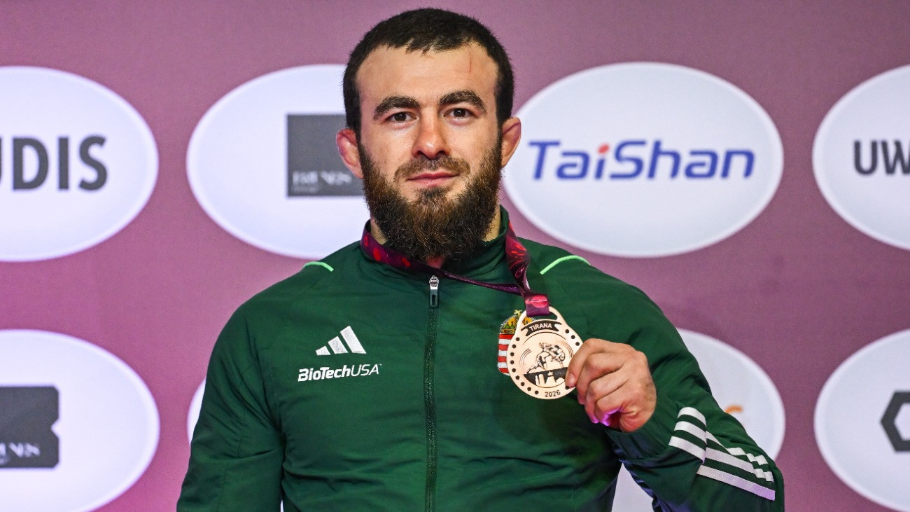 A bronzérmes Muszukajev Iszmail a tiranai birkózó Európa-bajnokság férfi szabadfogásúak 70 kg-os súlycsoportjának eredményhirdetésén 2026. április 25-én.
