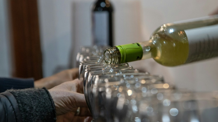 A Trump-merényletkísérlet után kialakult káoszban lopkodta a borokat az asztalokról – videó