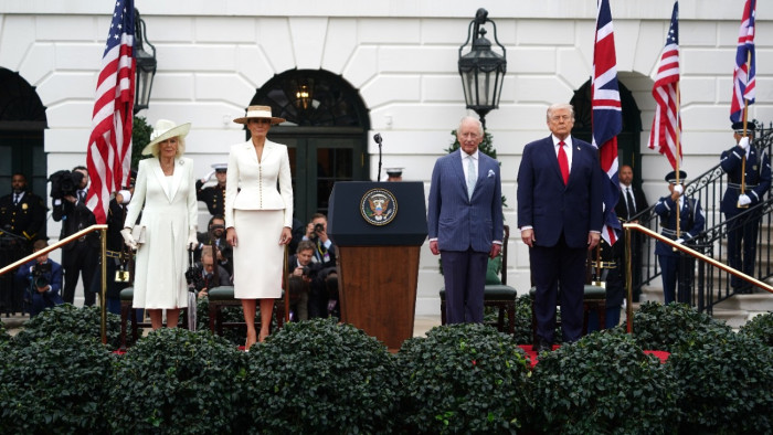 Királyi pompával fogadták III. Károlyt Washingtonban