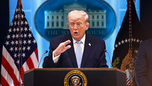 Pompa a kastélyban: királyként fogadják Donald Trumpot