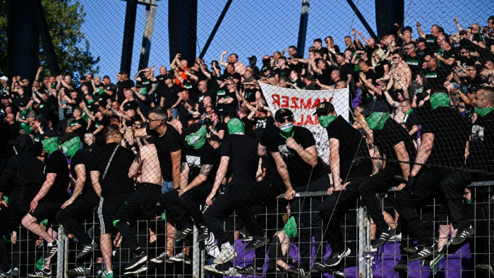 Botrány a Fradi–Újpest labdarúgó mérkőzésen – fotók