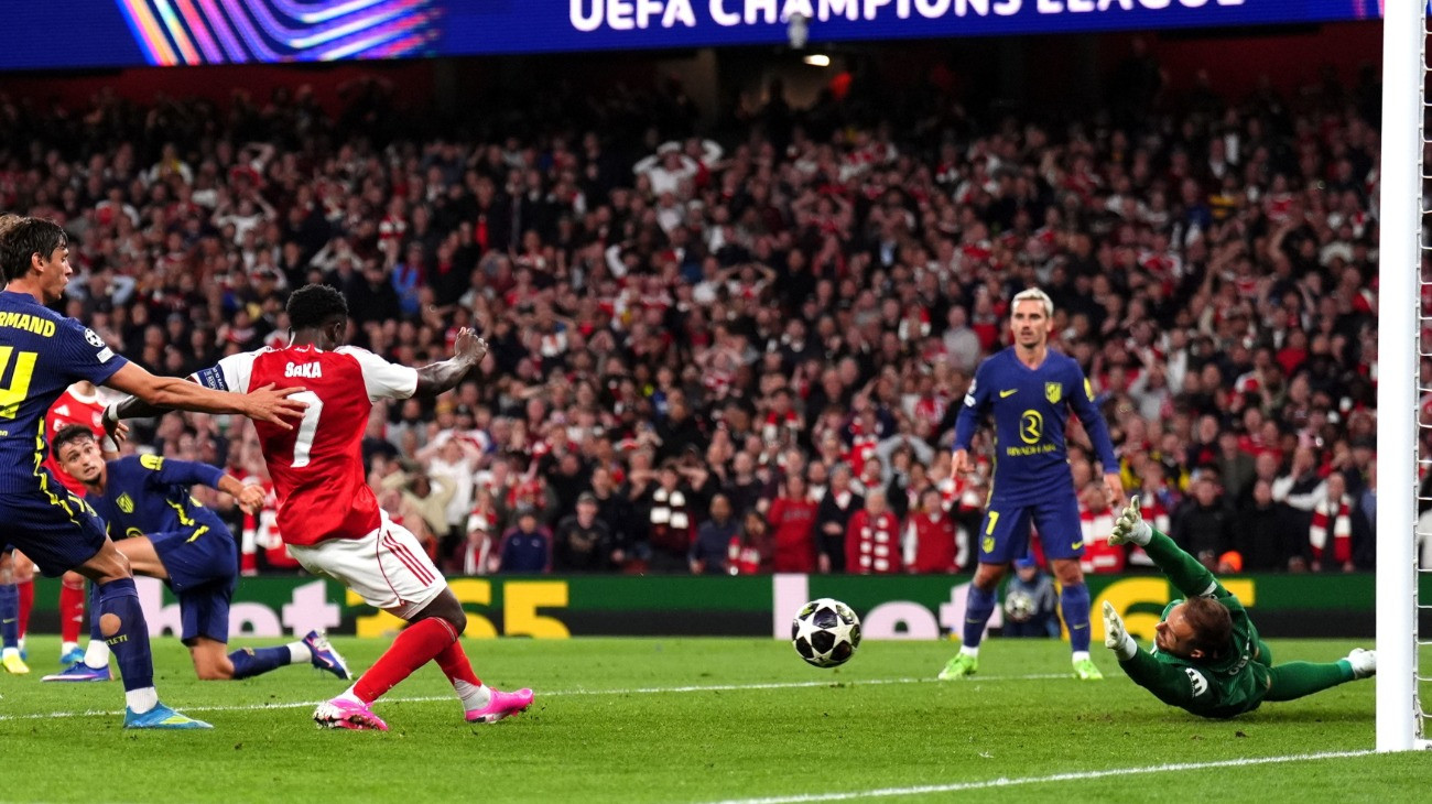 Bukayo Saka, az Arsenal játékosa (b2) berúgja a találkozó elsõ gólját a labdarúgó Bajnokok Ligája elõdöntõjének Arsenal-Atlético Madrid visszavágó mérkõzésén a londoni Emirates Stadionban 2026. május 5-én.