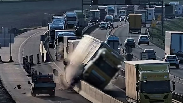 Durva baleset az M1-esen: fennakadt a betonfalon és az oldalára borult egy kamion – videó