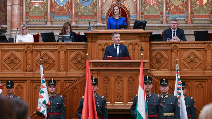 „A Tisza-kormány a nemzet, és nem a miniszterelnök szolgálója lesz” – Magyar Péter miniszterei eskütételén