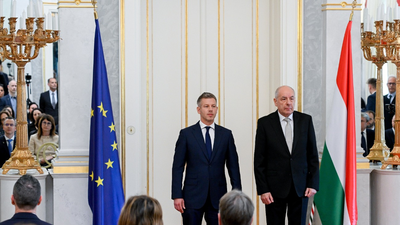 Magyar Péter miniszterelnök (b) és Sulyok Tamás köztársasági elnök a Tisza-kormány minisztereinek kinevezési ünnepségén a Sándor-palotában 2026. május 12-én.