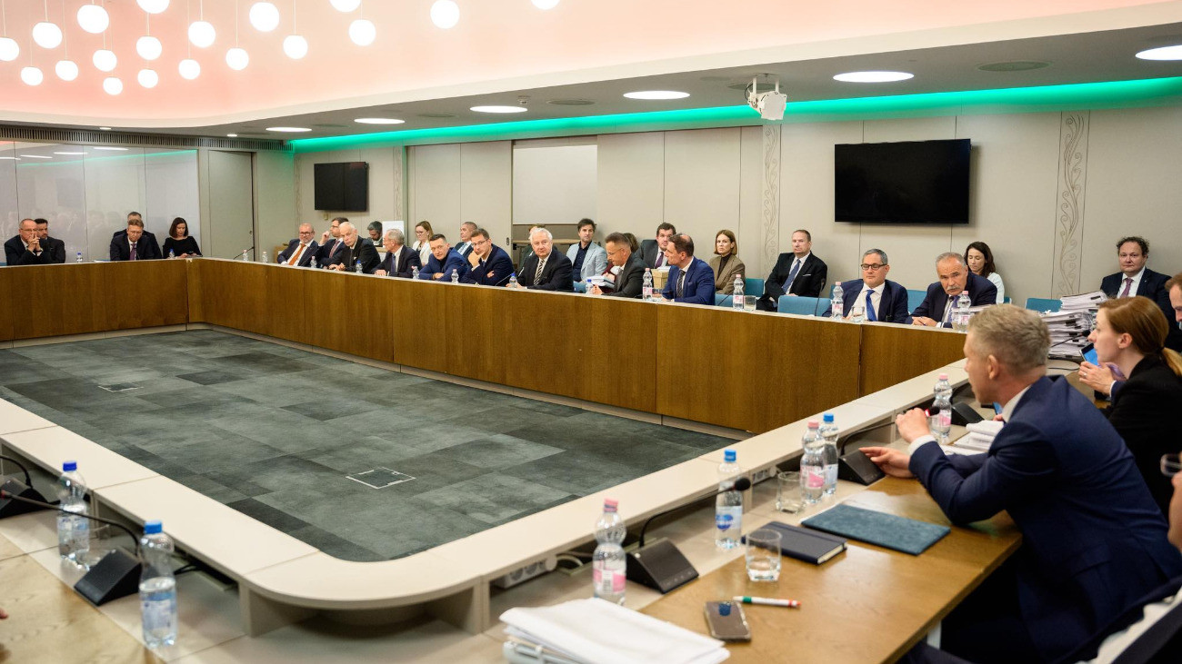 Magyar Péter találkozott az Orbán-kormány minisztereivel, majd így értékelte a végső kormányzati átadás-átvételt