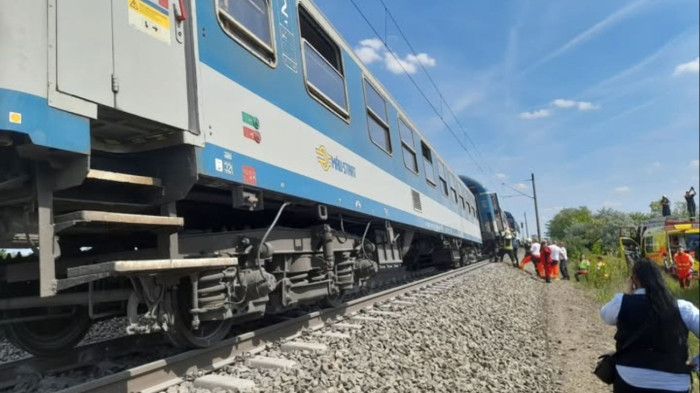 Mentőhelikopter érkezett a kisiklott Békés InterCityhez Gyomára