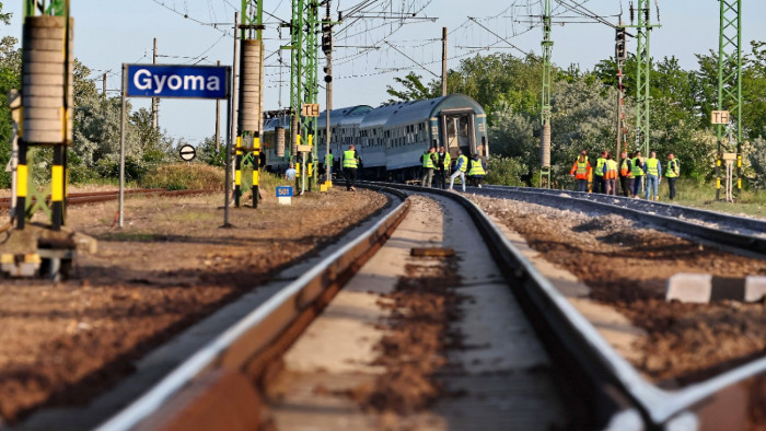 600 betonalj is megsérült, amikor kisiklott a Békés Intercity