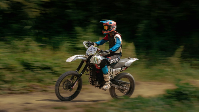 Szakadékba zuhant egy fiatal motoros, már nem tudták megmenteni