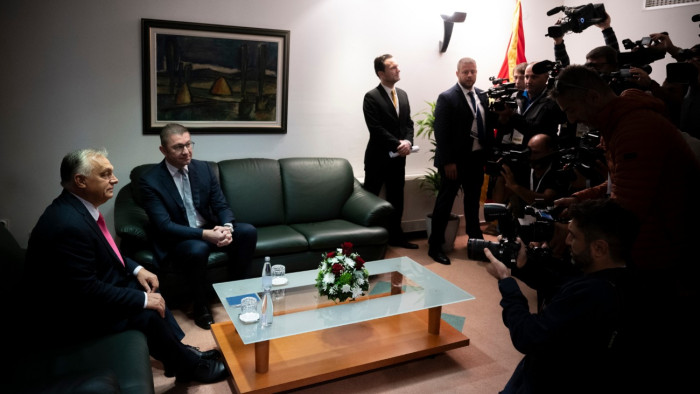 Orbán Viktoron köszörüli a nyelvét az északmacedón ellenzék vezetője