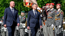 Katonai tiszteletadással fogadták Magyar Pétert Bécsben