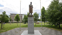 Vér színű festék tapad Eduard Benes szoborkezéhez