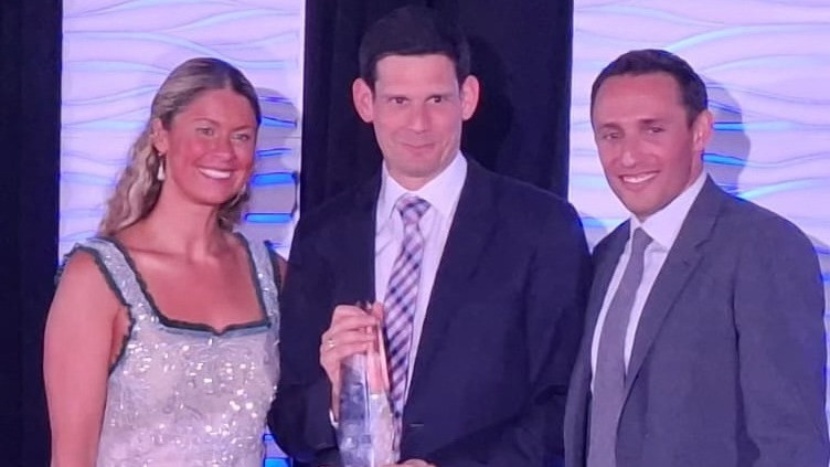 Szántó Dávid a Paragon Award elnevezésű díjjal a Nemzetközi Úszó Hírességek Csarnokának floridai gáláján.