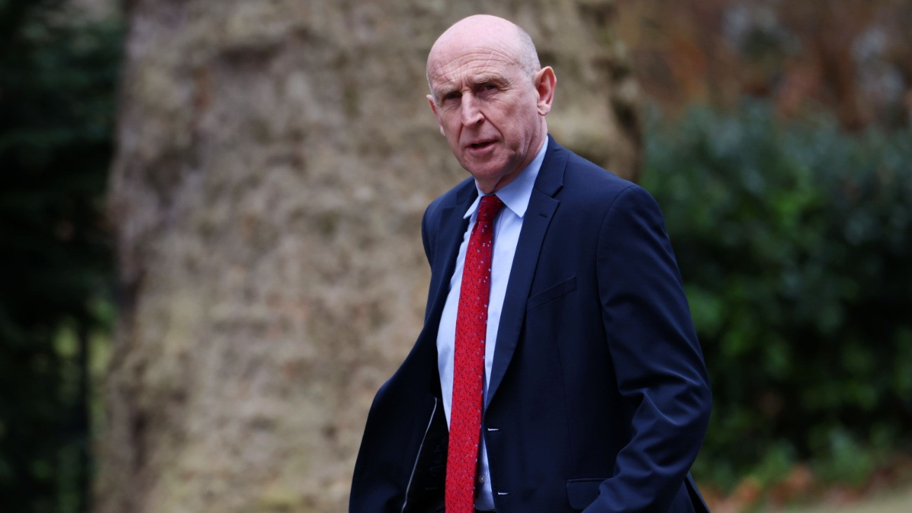 John Healey brit védelmi miniszter megbeszélésre érkezik a londoni kormányfõi hivatalba 2026. február 28-án, amelynek reggelén Izrael és az Egyesült Államok megtámadta Iránt. A síita állam válaszul rakétákat indított Izrael és a szomszédos arab országokban levõ amerikai katonai célpontok ellen. Keir Starmer brit miniszterelnök közölte, hogy Nagy-Britannia nem vett részt az iráni célpontok ellen végrehajtott támadásokban, de a brit királyi légierõ (RAF) repülõgépei felszálltak és védelmi célú feladatokat hajtanak végre a térségben.
