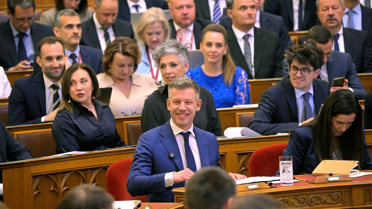 Itt az első igazi parlamenti vitanap: heves indulatok a Házban, de azt még tisztázni kell, hogy Magyar Péter és Gulyás Gergely tegeződik-e