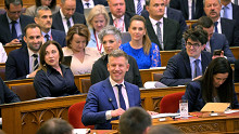 Itt az első igazi parlamenti vitanap: heves indulatok a Házban, de azt még tisztázni kell, hogy Gulyás Gergely és Magyar Péter tegeződik-e