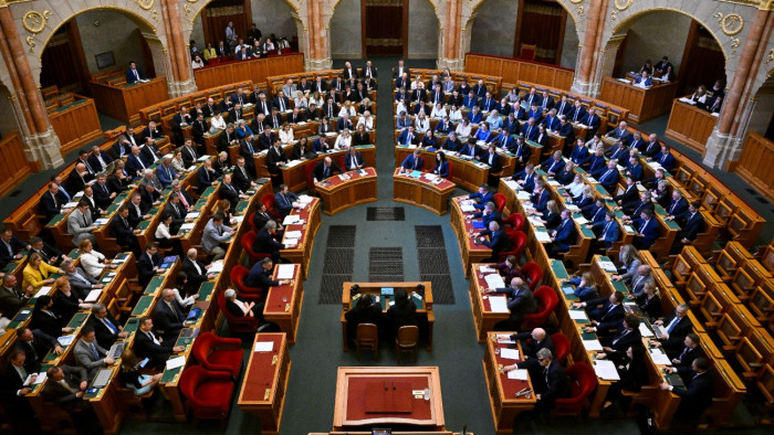 Interpellációk: fenyegetésekről is szó volt a parlamentben