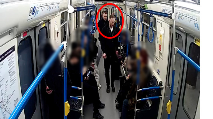 Durva balhé a metrón hajhúzással, két férfit keres a rendőrség – videó